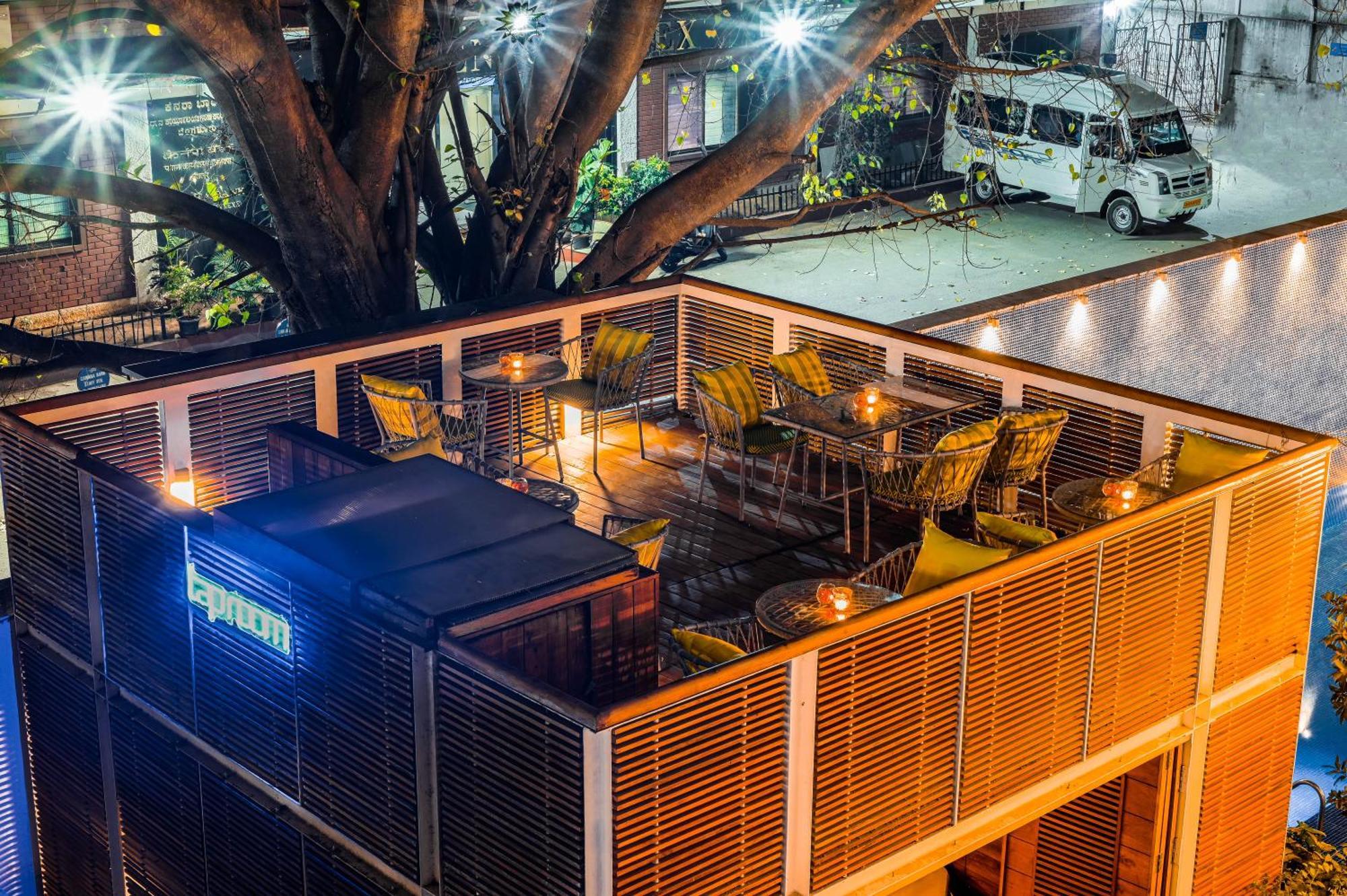 The Park Bangalore Exterior foto The patio at the restaurant